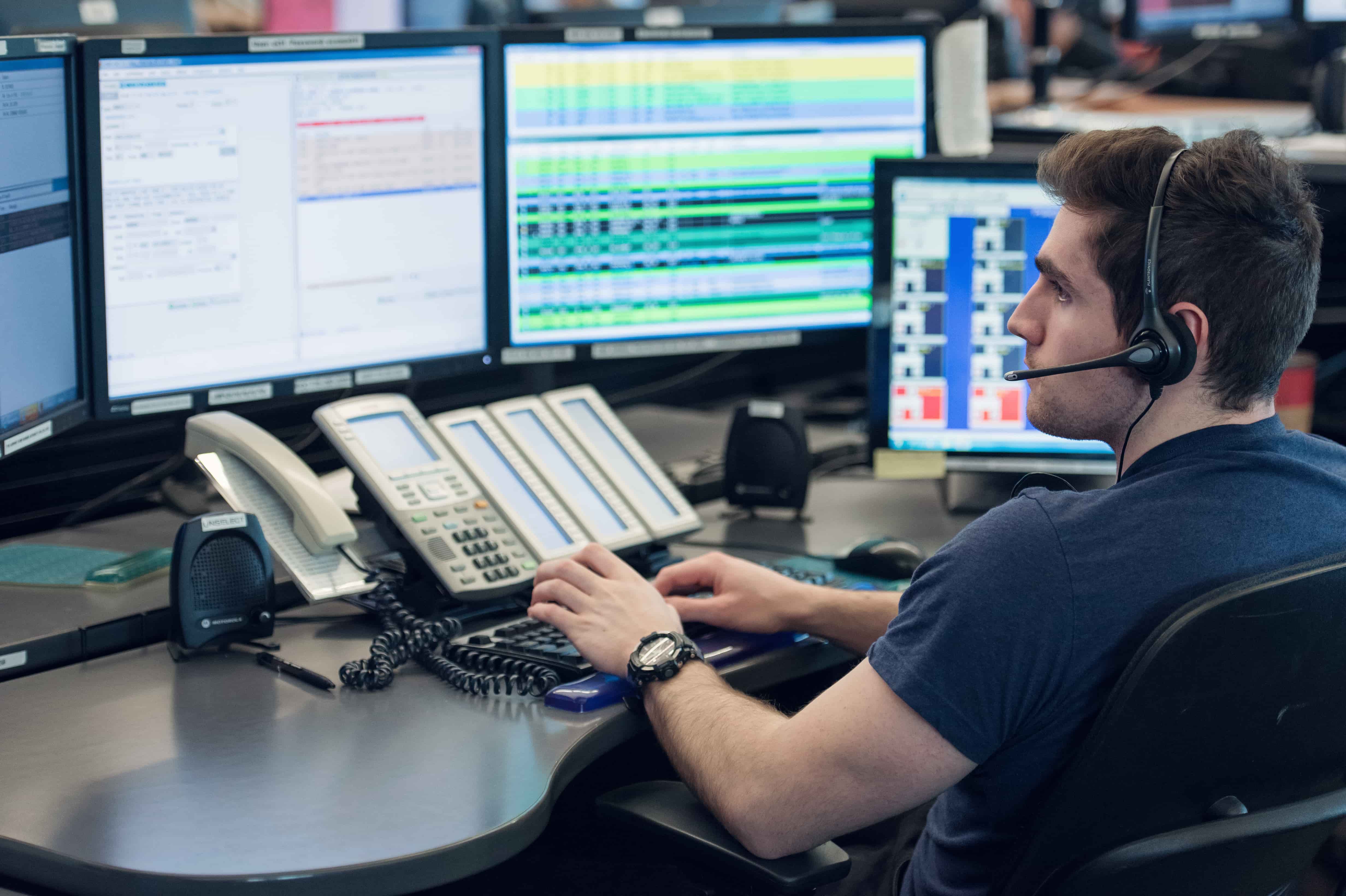 E comm. Логистика диспетчер. Колл центр полиции. Колл центр мужчина. С# Dispatcher.