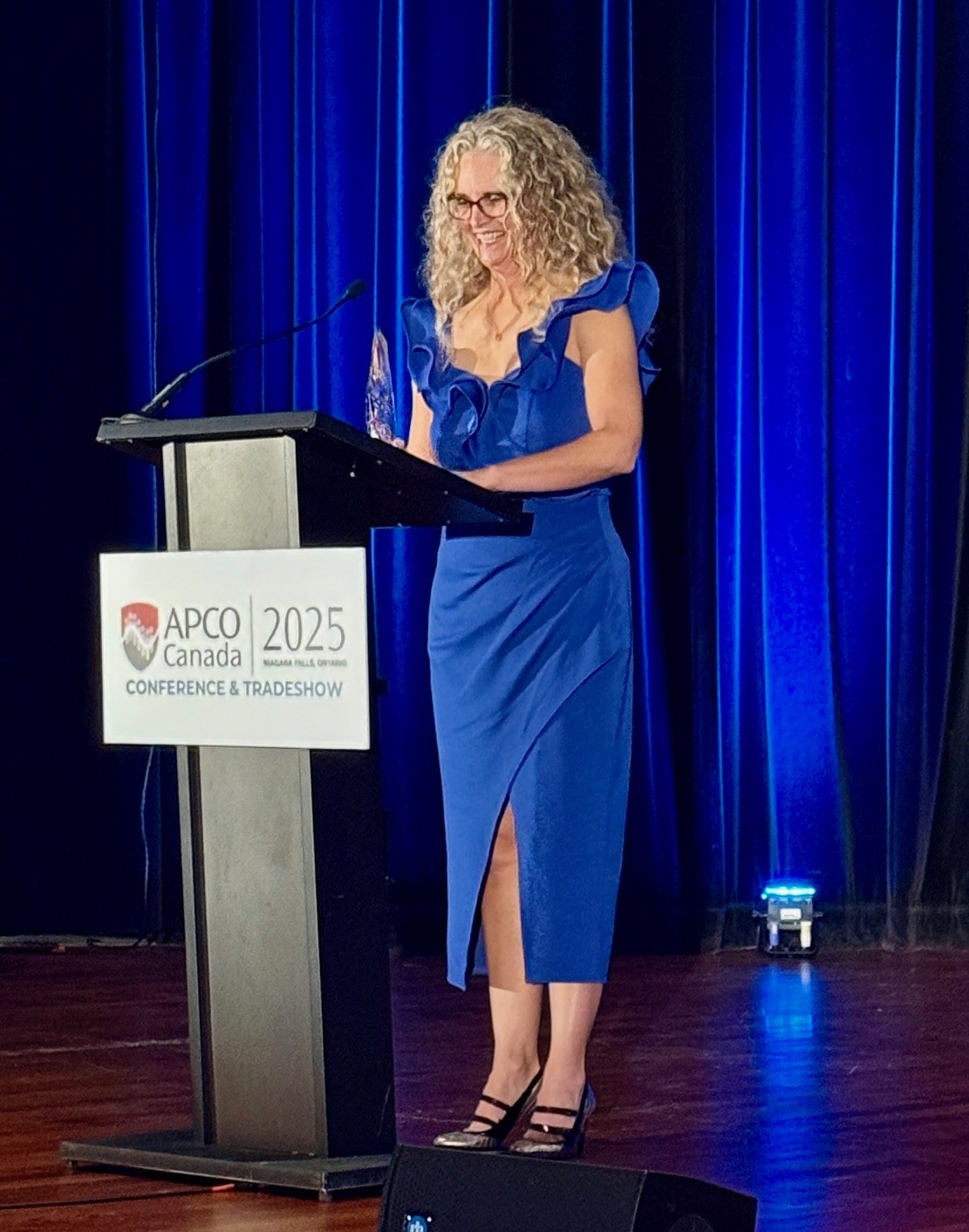 Trainer Tanya Silletta accepting her APCO Trainer of the Year Award at the APCO Canada 2025 Awards Reception